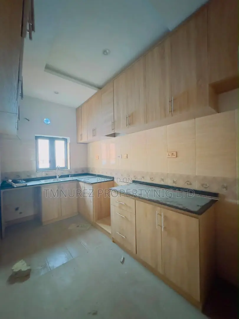 2bdrm Apartment in Surulere for sale
