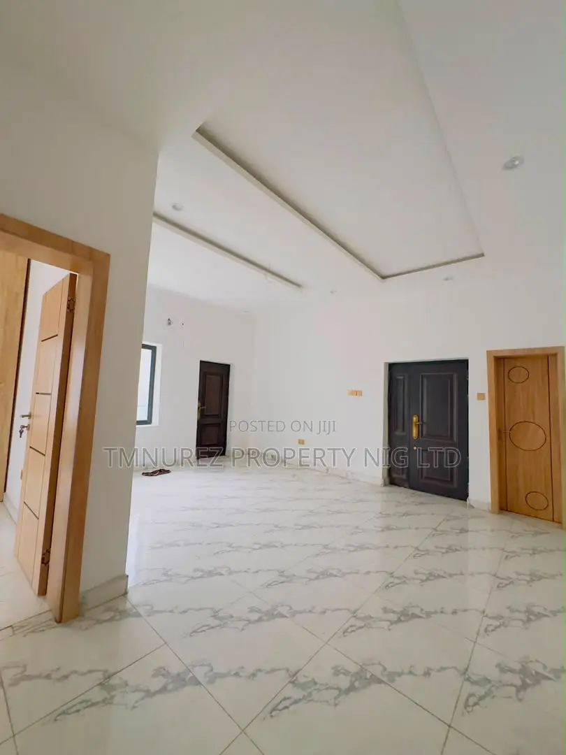 2bdrm Apartment in Surulere for sale