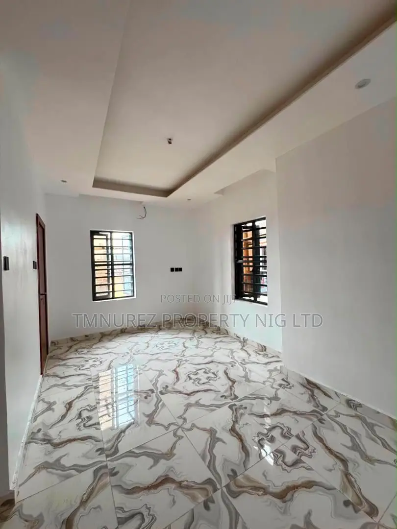 2bdrm Apartment in Surulere for sale