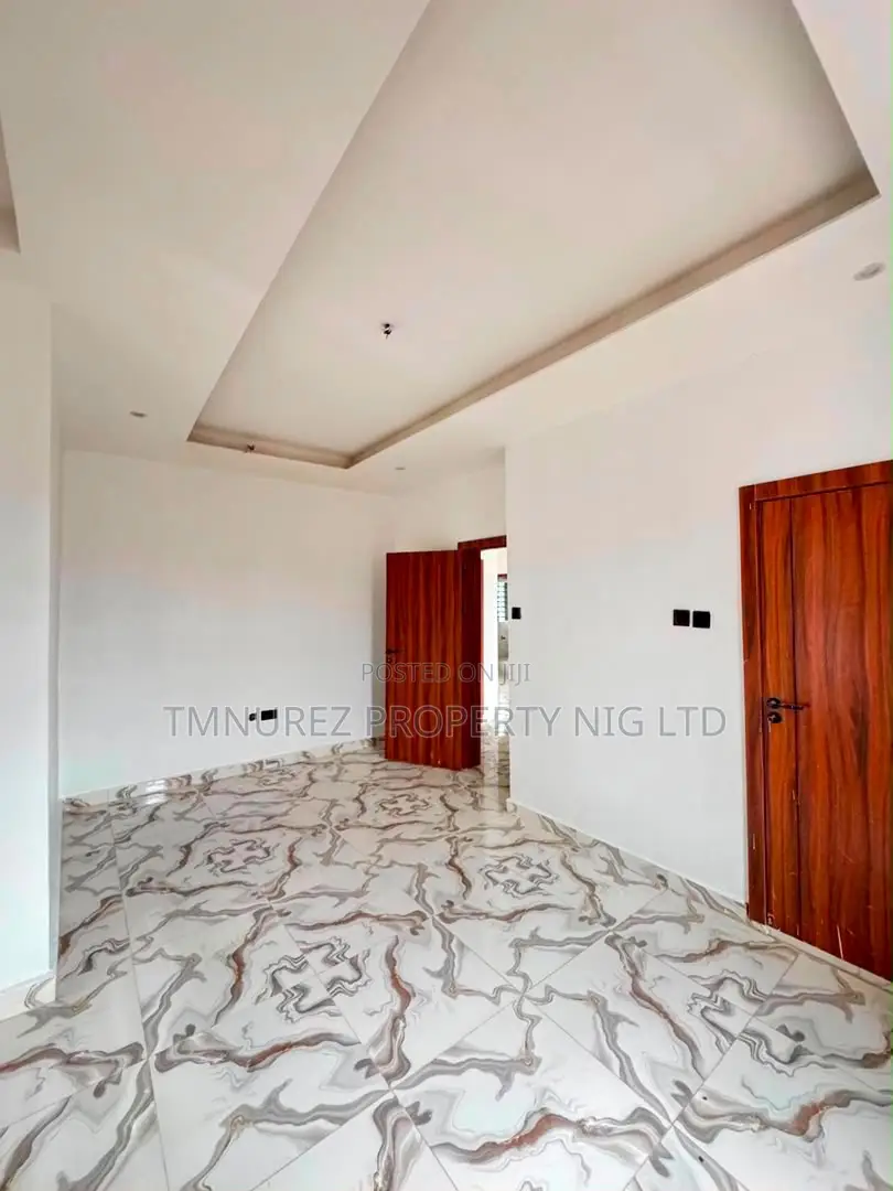 2bdrm Apartment in Surulere for sale