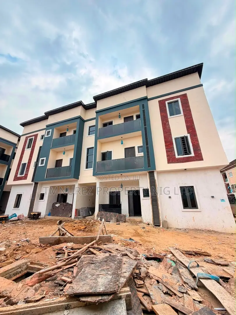 2bdrm Apartment in Surulere for sale