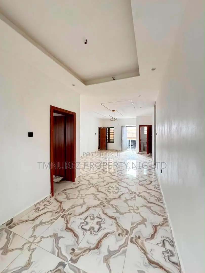 2bdrm Apartment in Surulere for sale