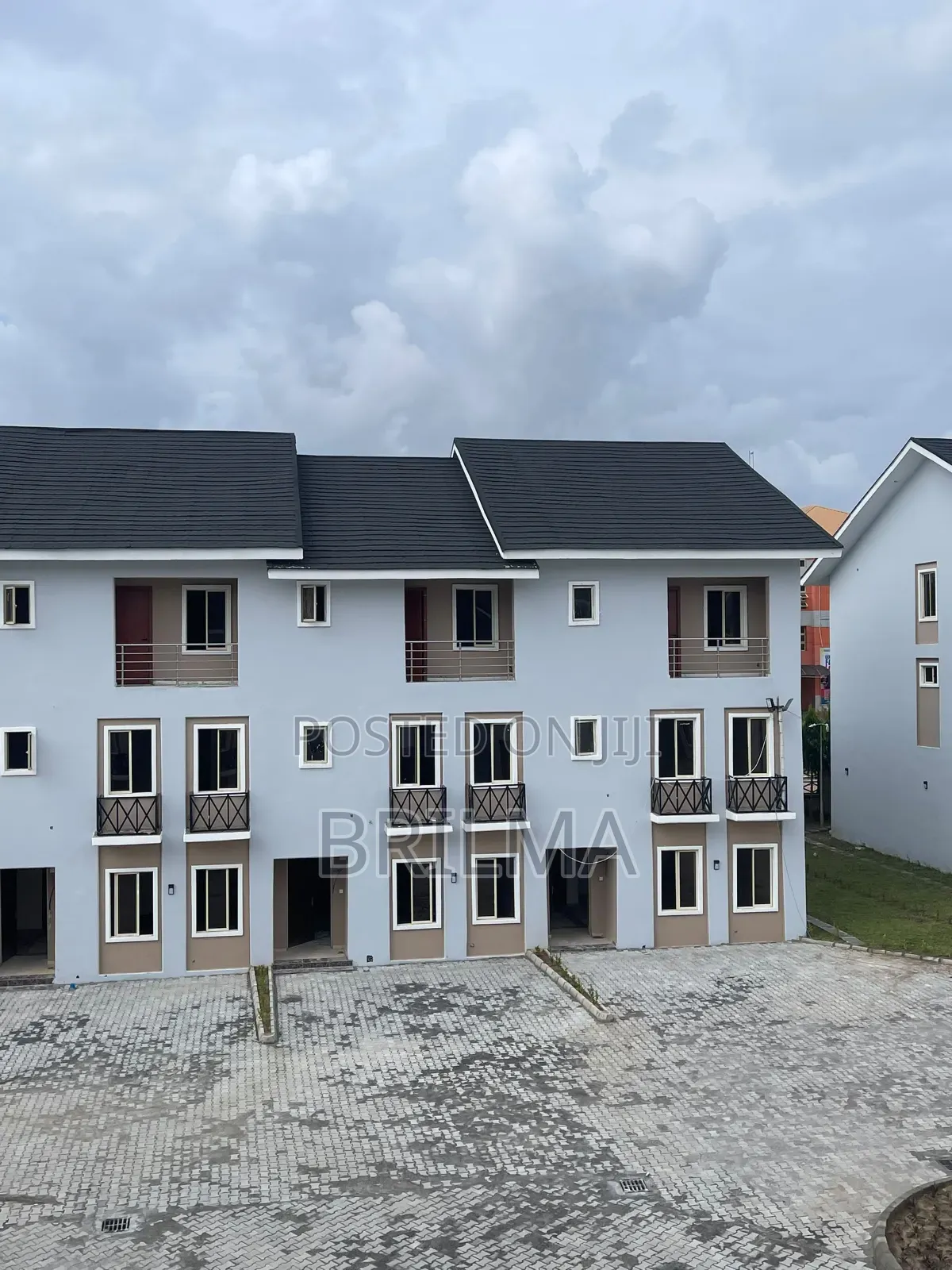 4bdrm Duplex in Durumi for sale