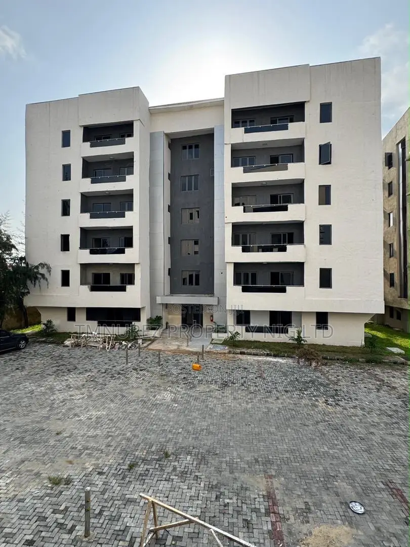 3bdrm Apartment in Surulere for sale