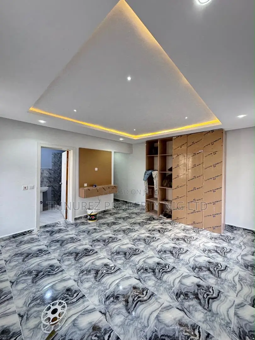 3bdrm Apartment in Surulere for sale