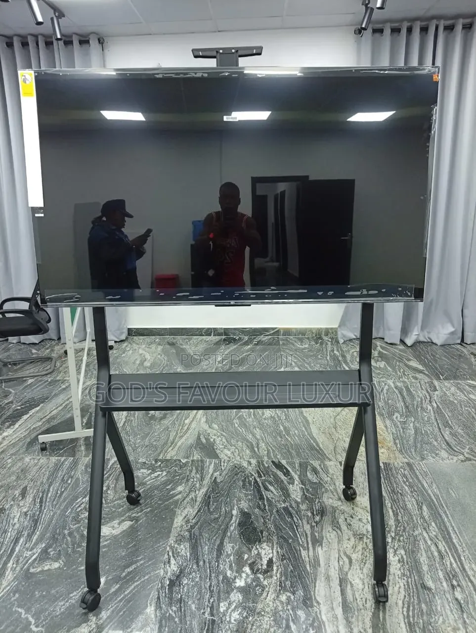 Mobile TV Trolley 32 to 109 Inches.