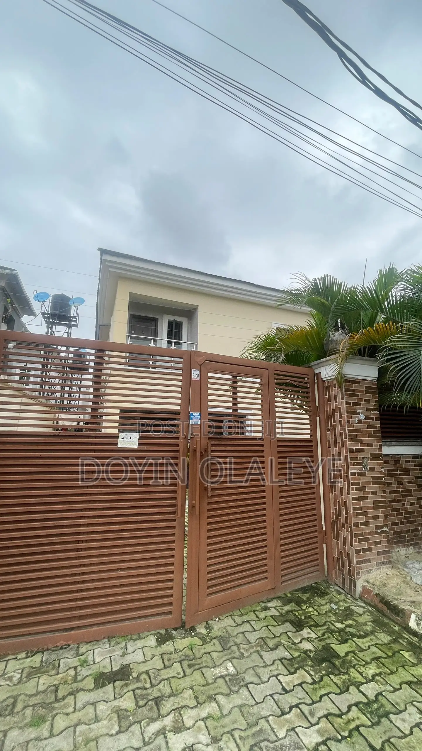 4bdrm Duplex in Chevron for sale