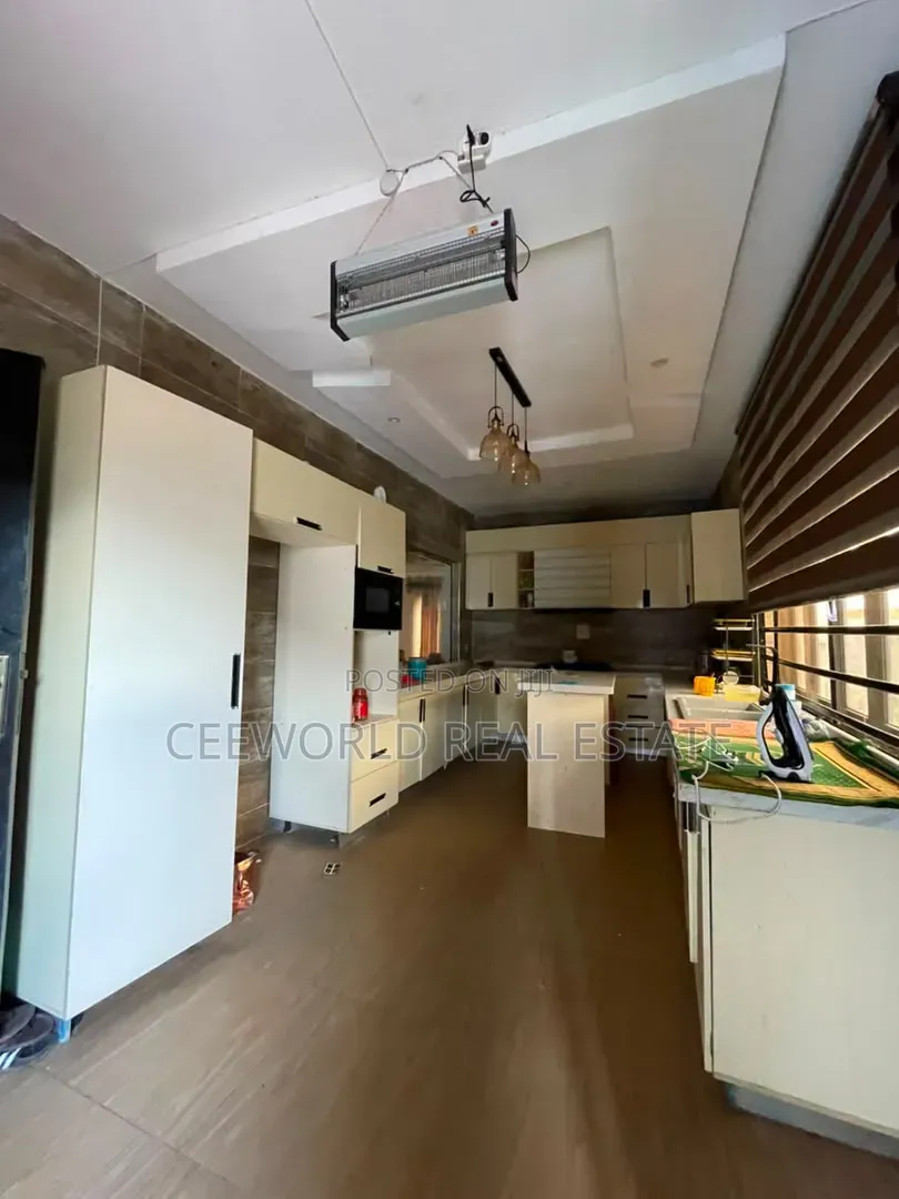 5bdrm Duplex in Oluyole Estate Blue, Bodija for rent