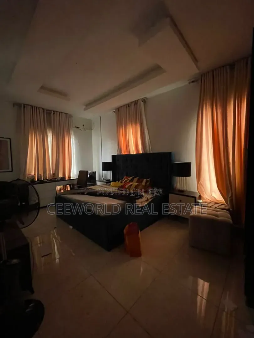 5bdrm Duplex in Oluyole Estate Blue, Bodija for rent