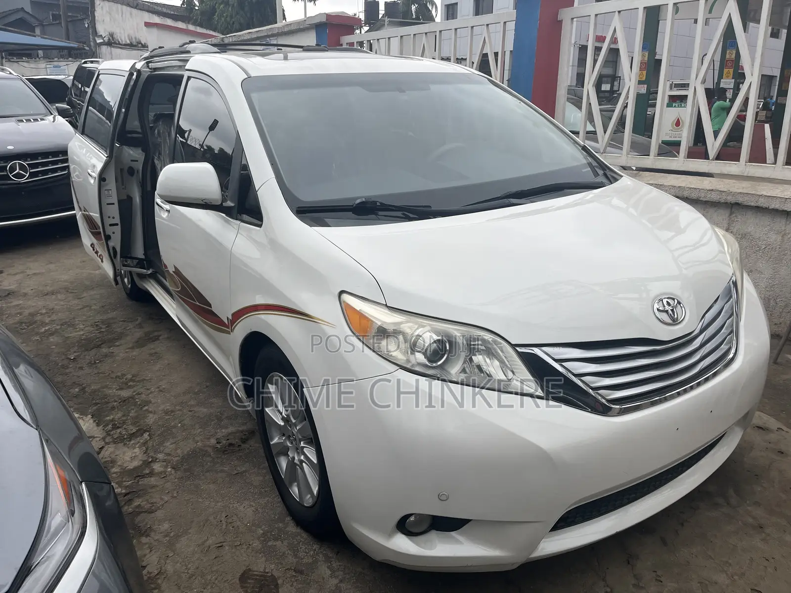 Toyota Sienna XLE 8 Passenger 2012 White