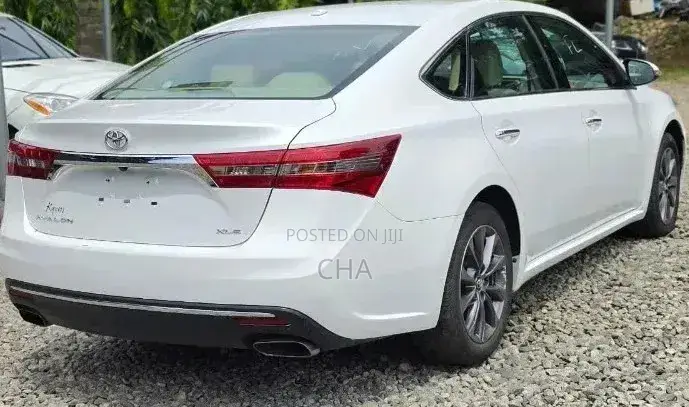 Toyota Avalon XLE Premium FWD Sedan (3.6L 6cyl 6A) 2016 Off white