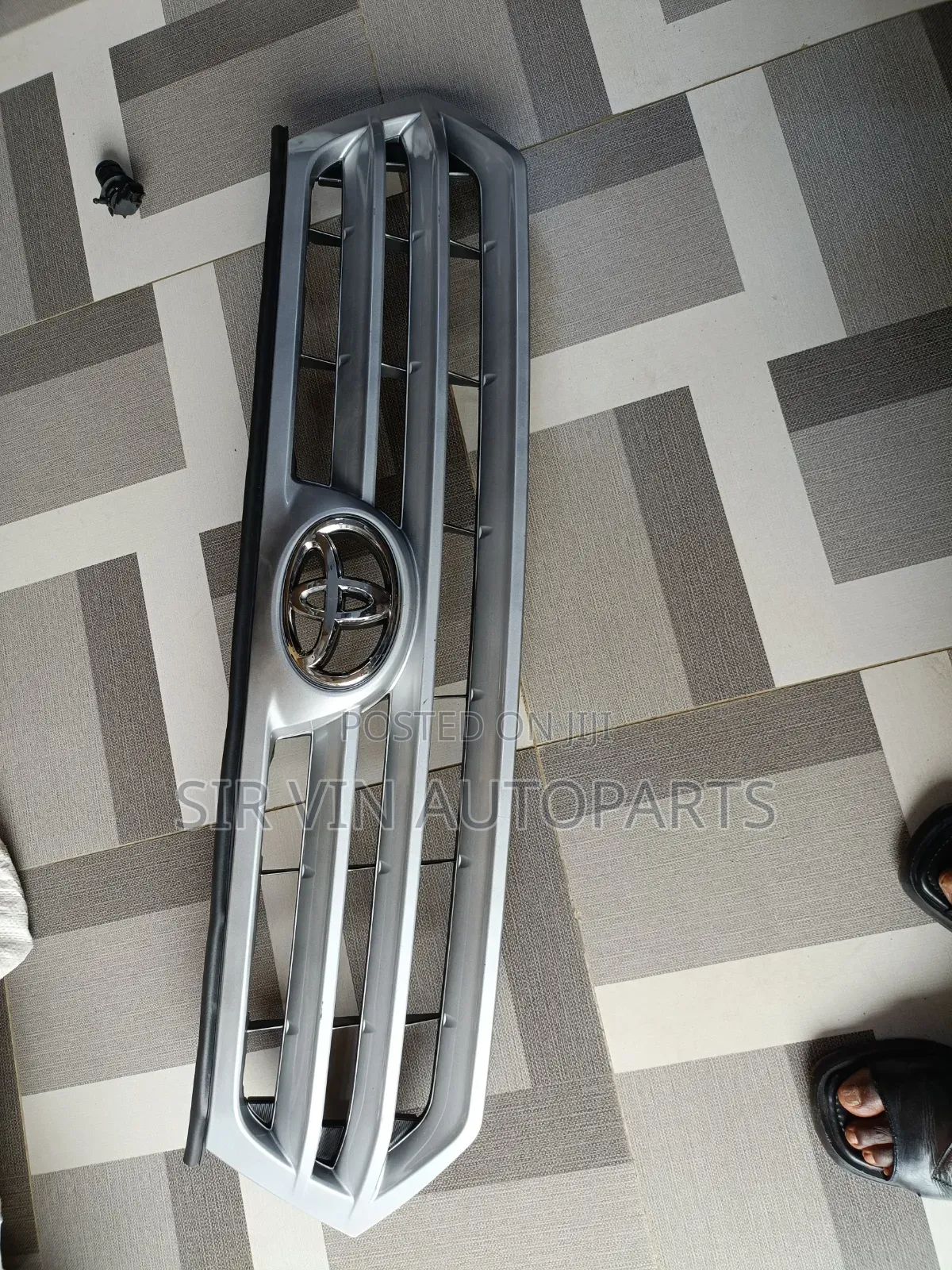 Front Grill Toyota Highlander Up and Down