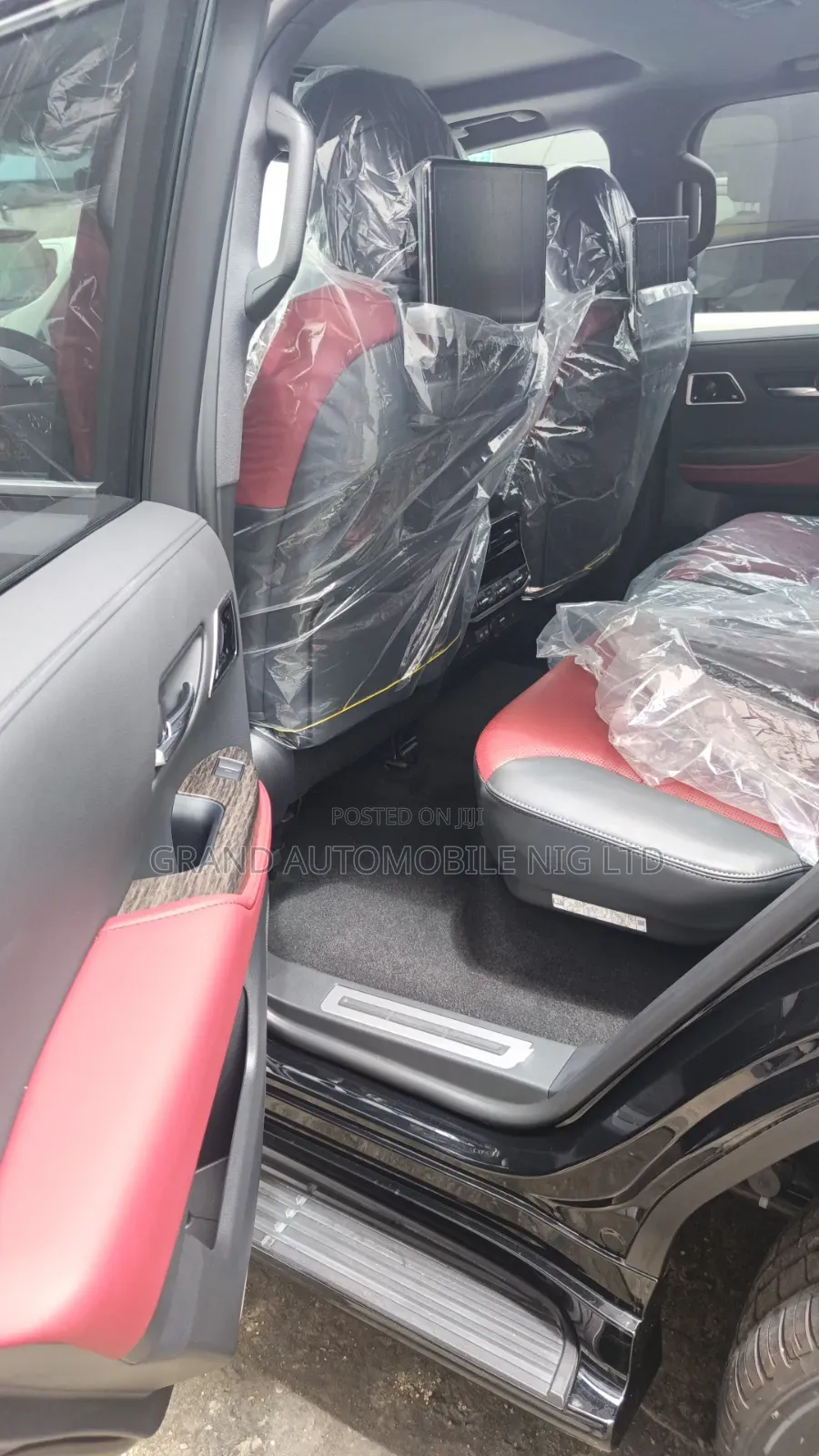 New Seat 1400 2025 Black