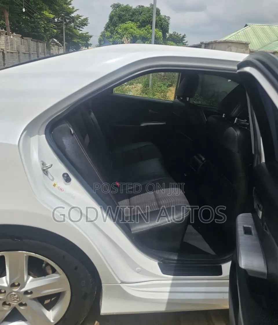 Toyota Camry SE 4dr Sedan (2.5L 4cyl 6A) 2013 White