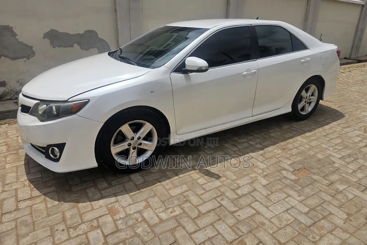 Toyota Camry SE 4dr Sedan (2.5L 4cyl 6A) 2013 White