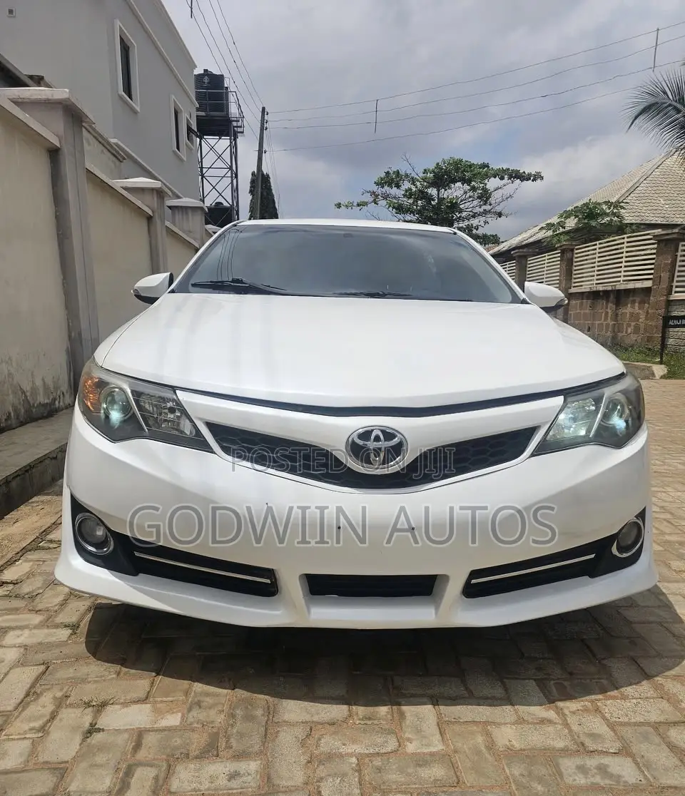 Toyota Camry SE 4dr Sedan (2.5L 4cyl 6A) 2013 White