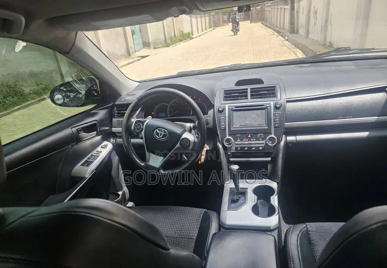 Toyota Camry SE 4dr Sedan (2.5L 4cyl 6A) 2013 White