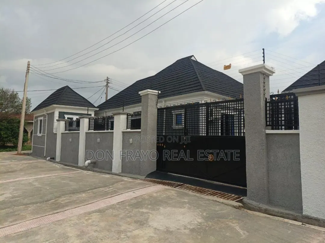 8bdrm Apartment in Ateere Akala Express for sale