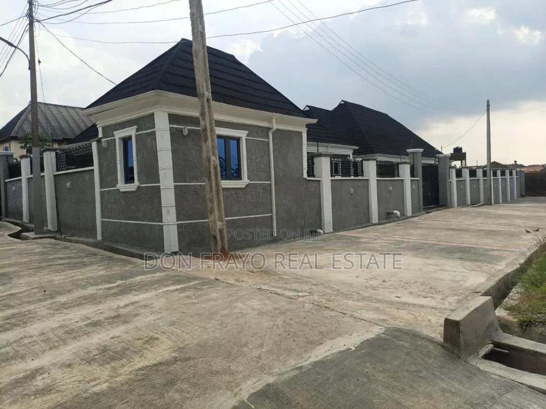 8bdrm Apartment in Ateere Akala Express for sale