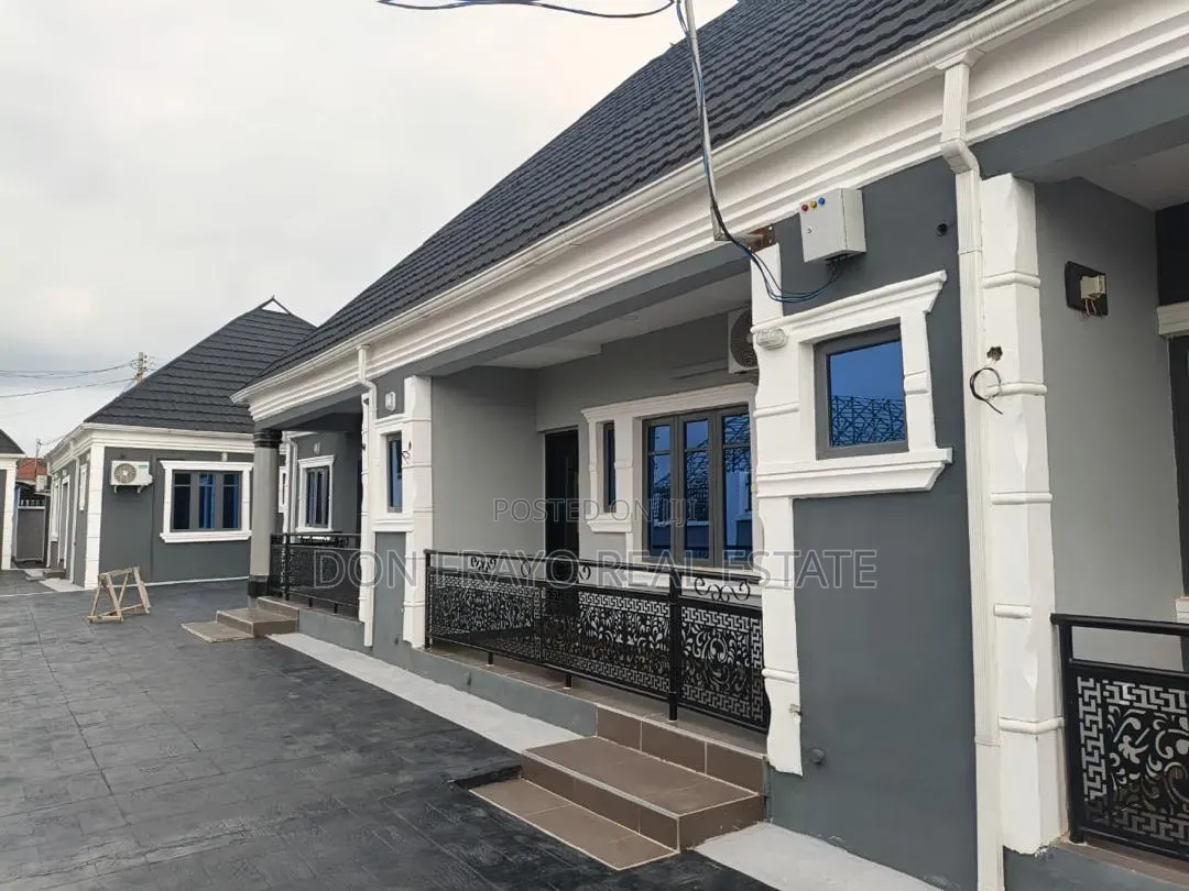 8bdrm Apartment in Ateere Akala Express for sale