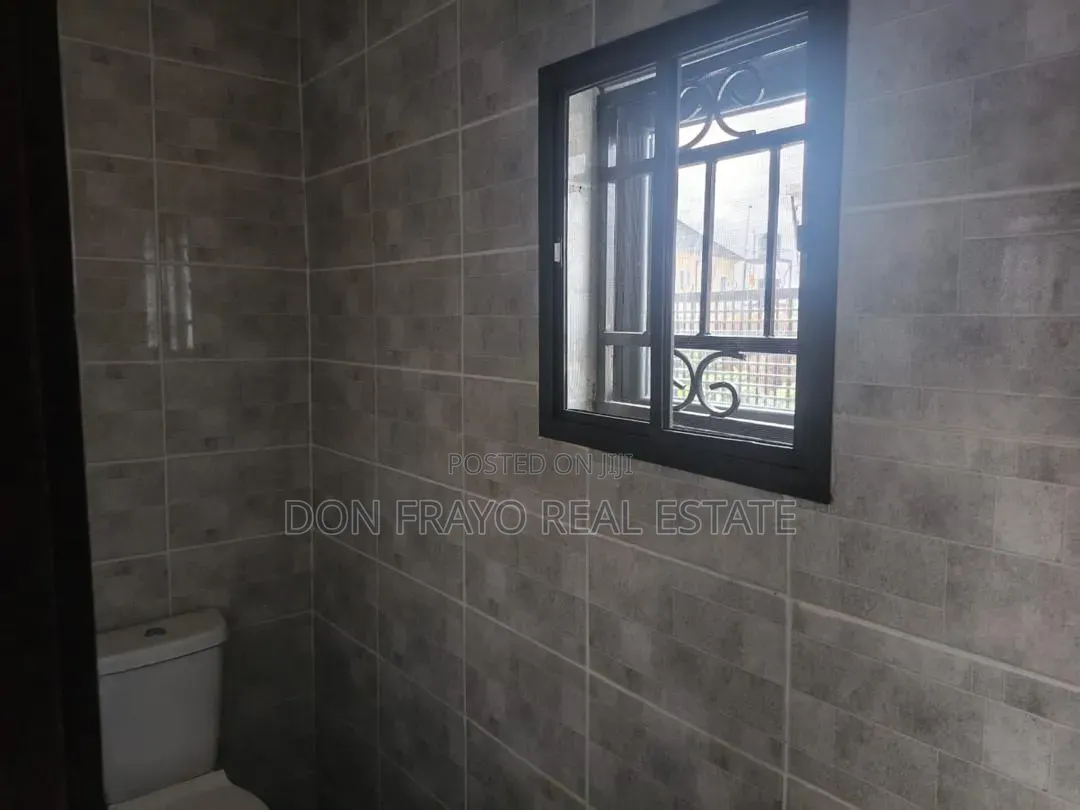 8bdrm Apartment in Ateere Akala Express for sale