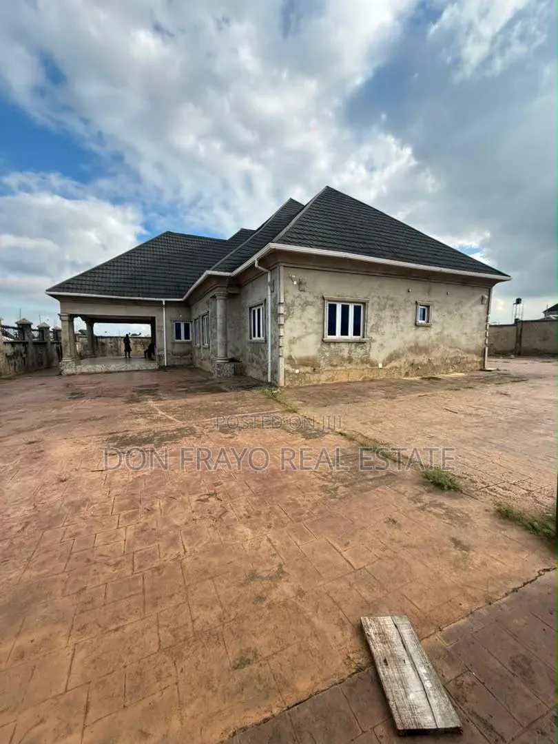 5bdrm Bungalow in Festac Elewuro Akobo for sale