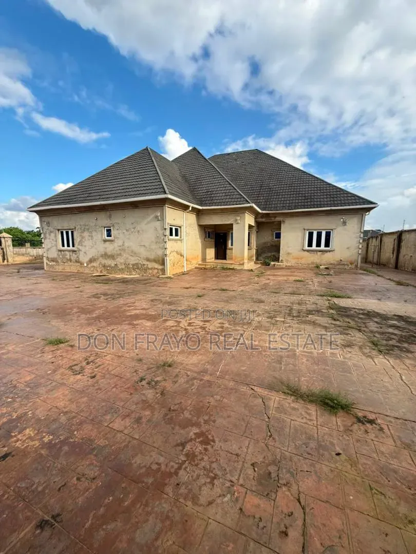 5bdrm Bungalow in Festac Elewuro Akobo for sale