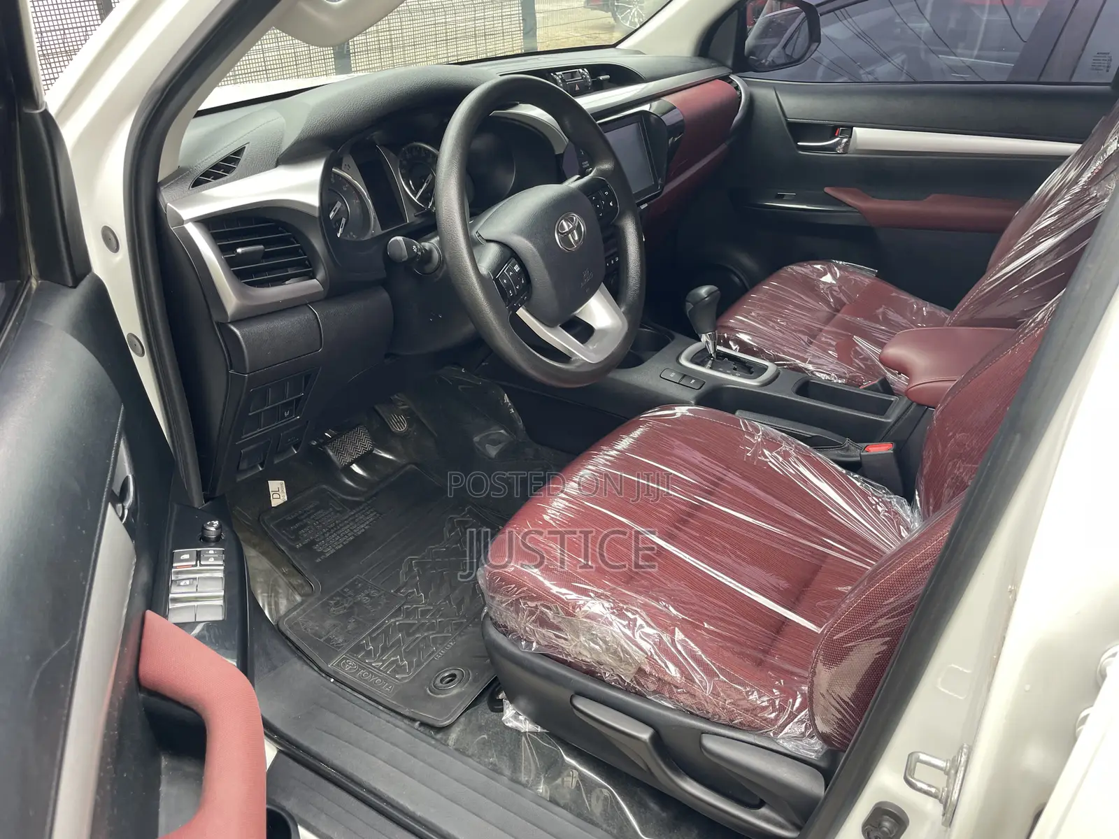 Toyota Hilux 2022 White
