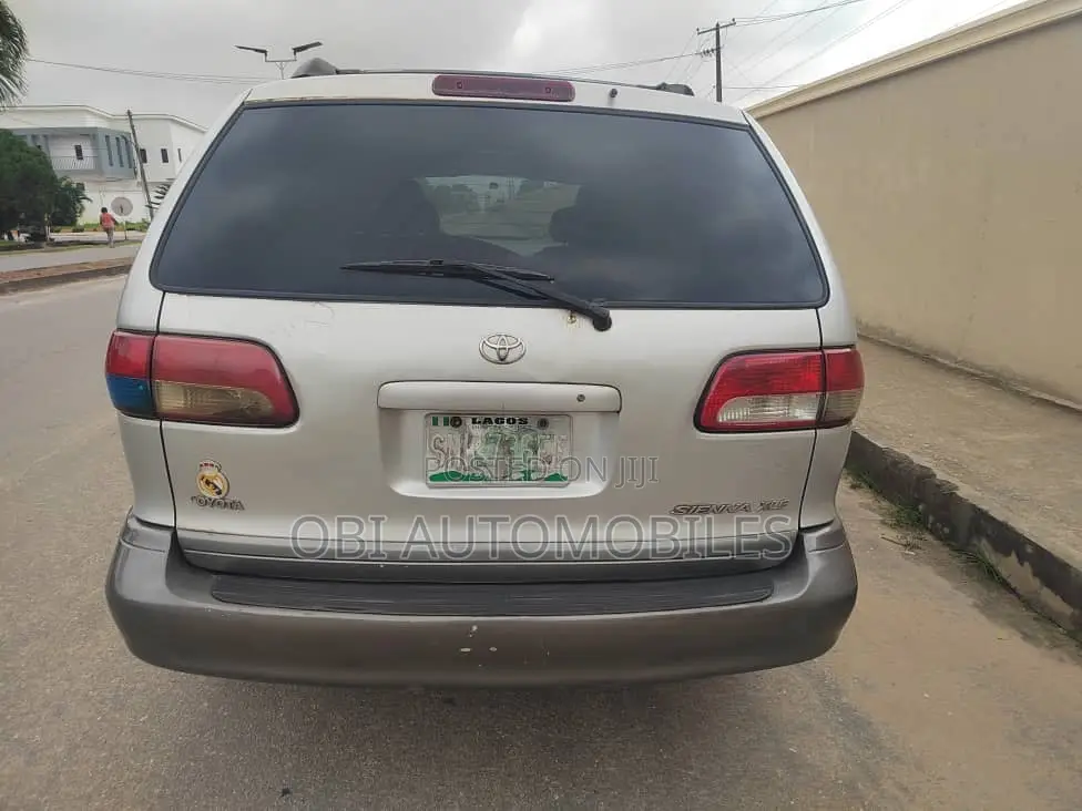 Toyota Sienna 2001 Silver