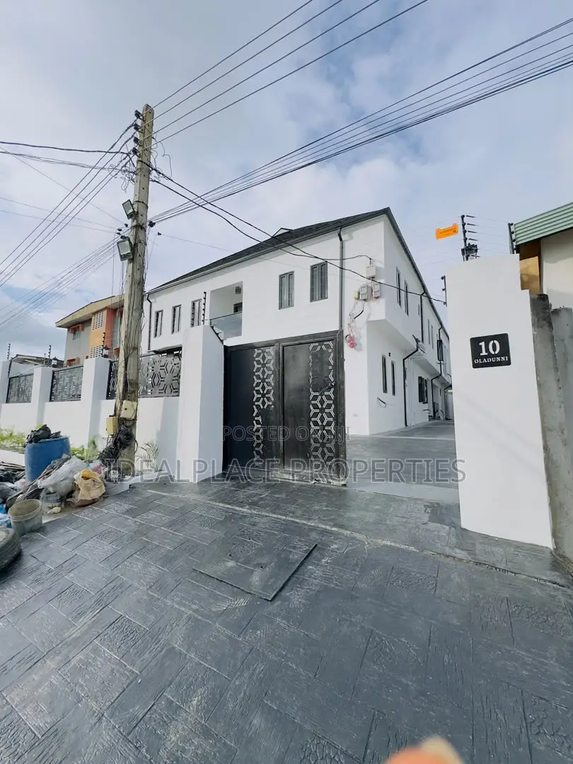 3bdrm Apartment in Gbagada for sale