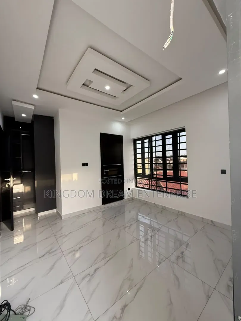 4bdrm House in Omole Phase 2 Lagos for sale