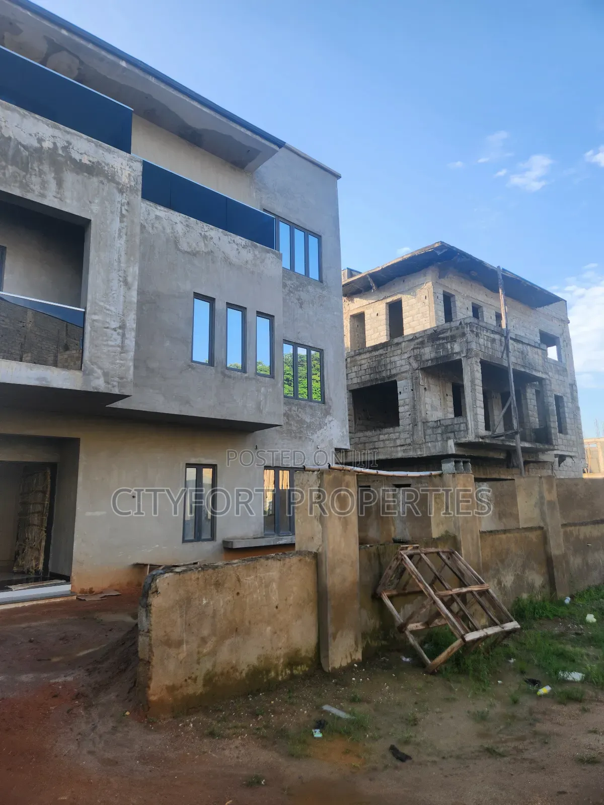5bdrm Duplex in Apo District for sale