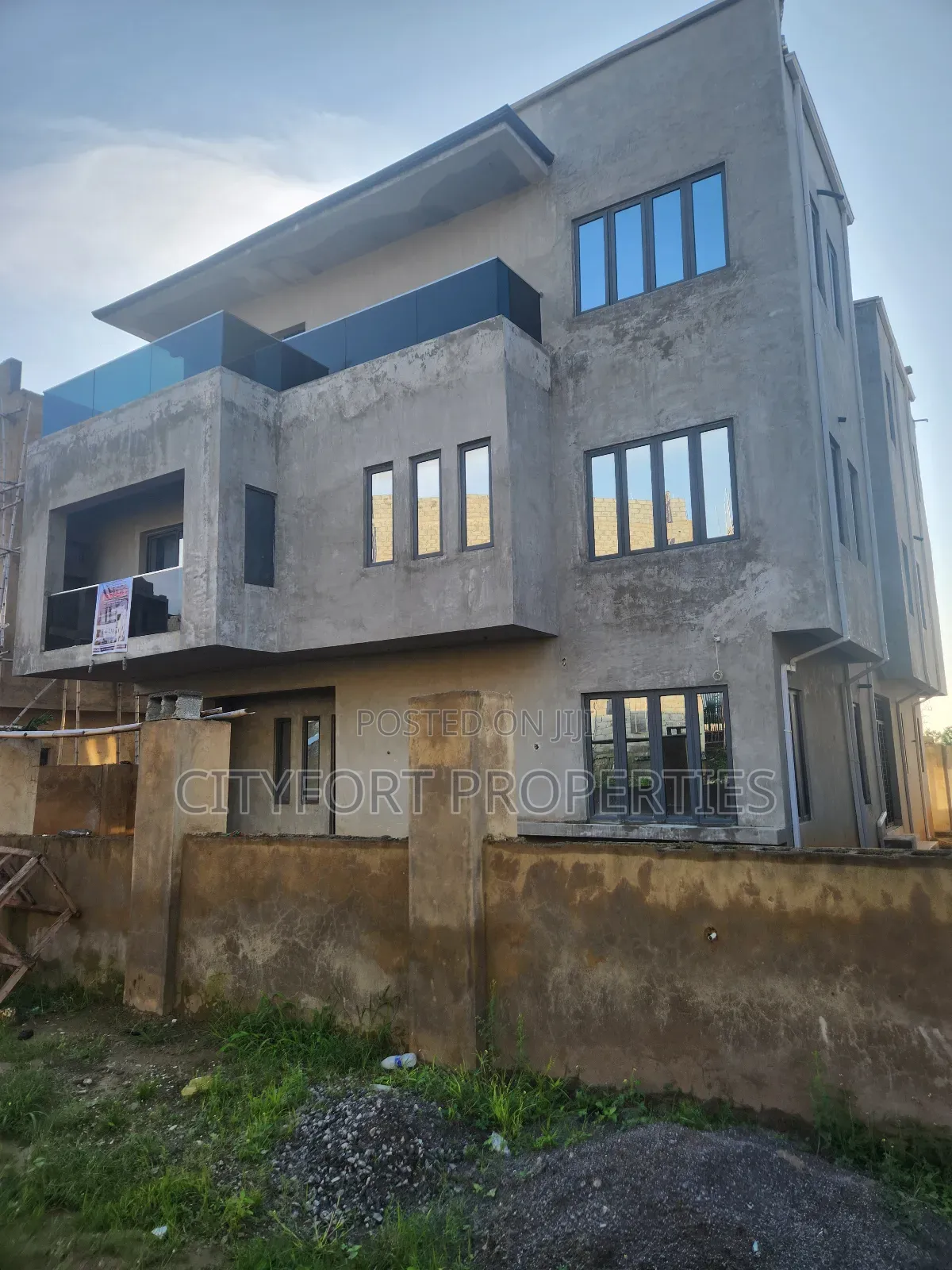 5bdrm Duplex in Apo District for sale