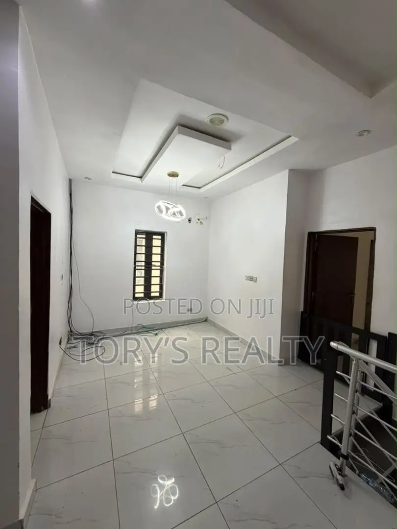 4bdrm Duplex in Chevron for sale