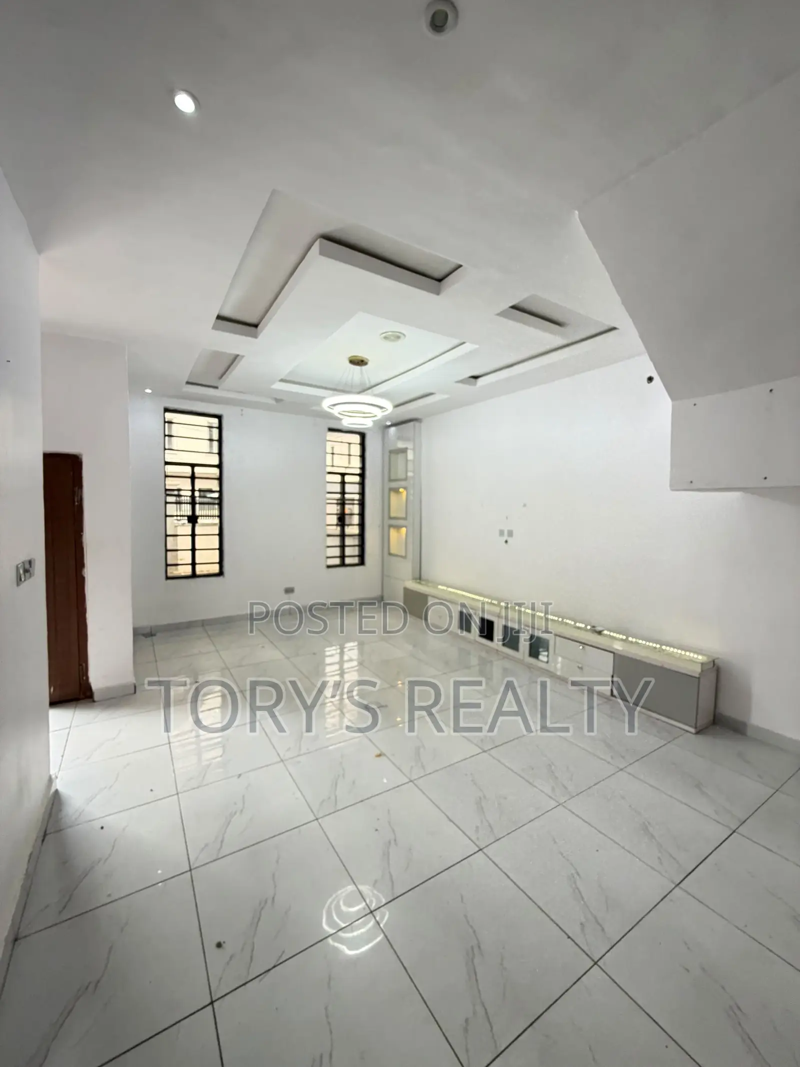 4bdrm Duplex in Chevron for sale