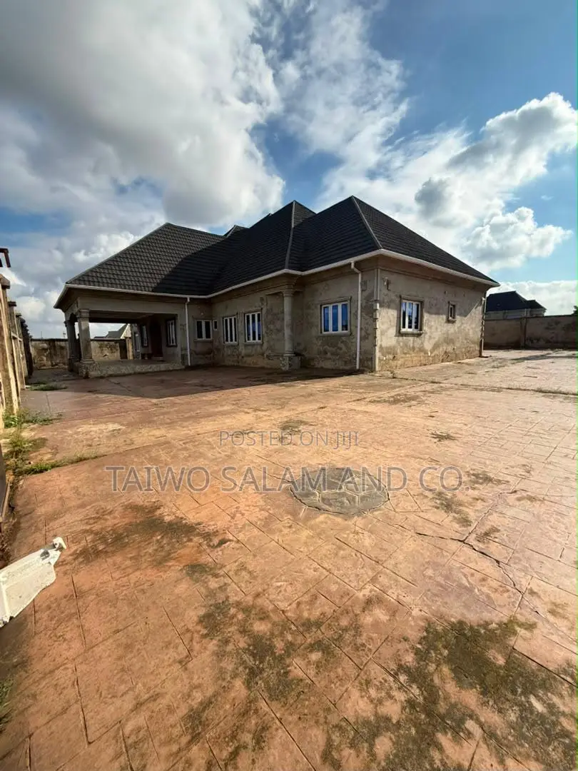 5bdrm Bungalow in Akobo for sale