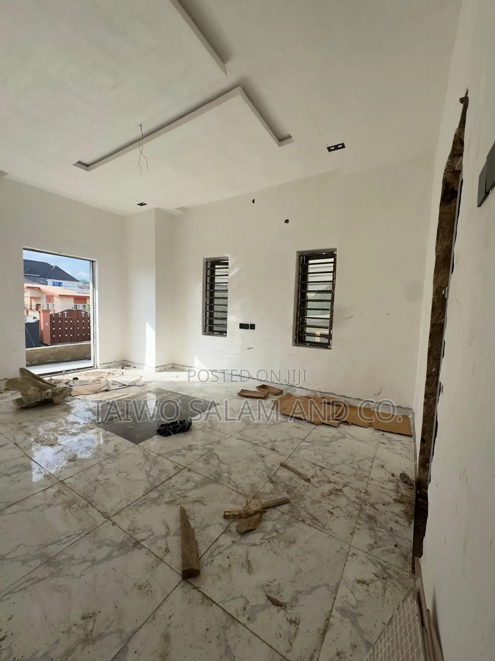 5bdrm Duplex in Ologuneru for sale