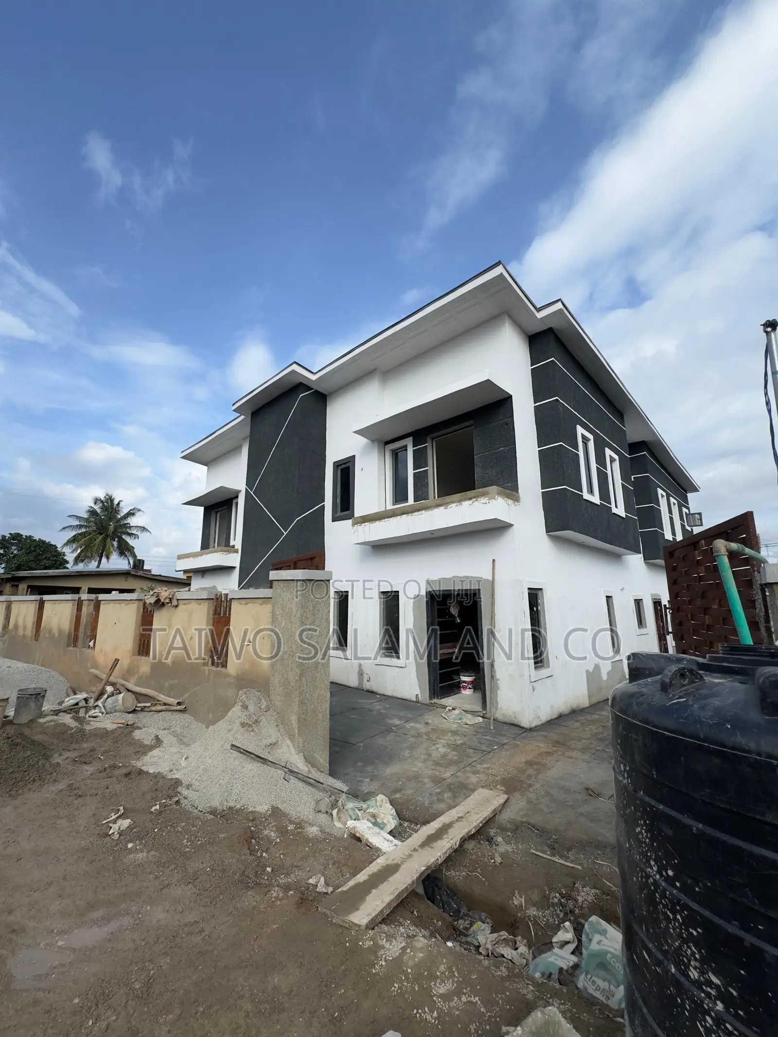 5bdrm Duplex in Ologuneru for sale