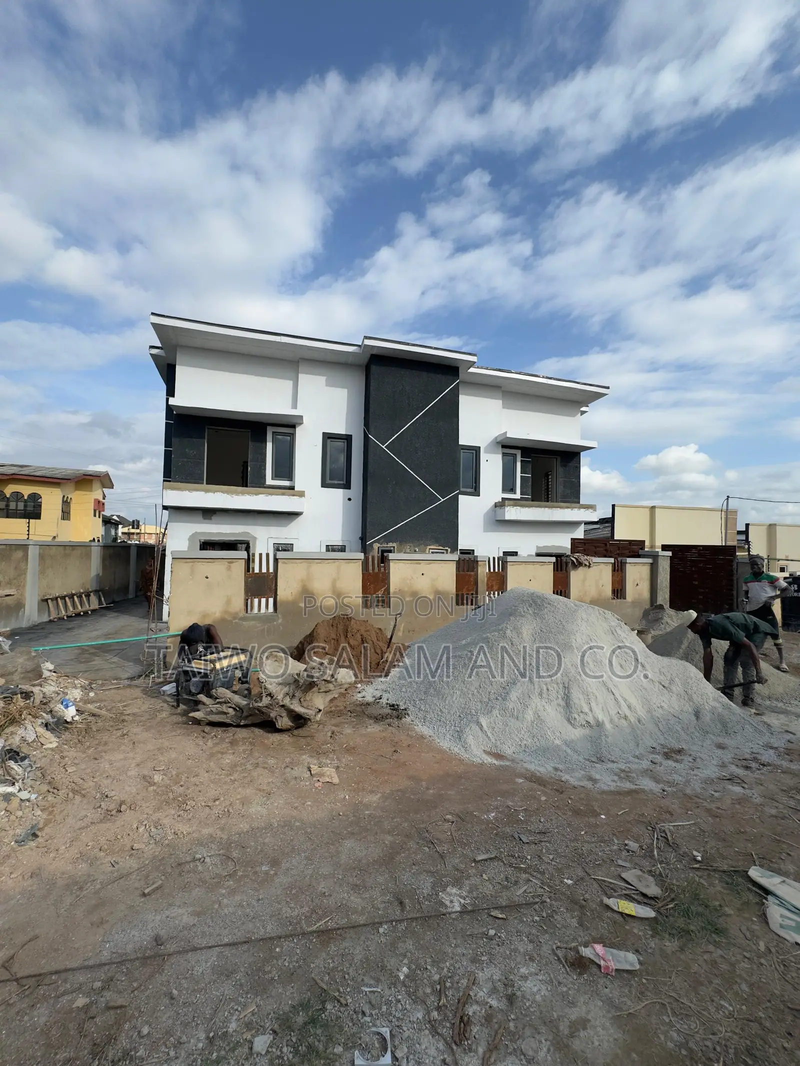 5bdrm Duplex in Ologuneru for sale
