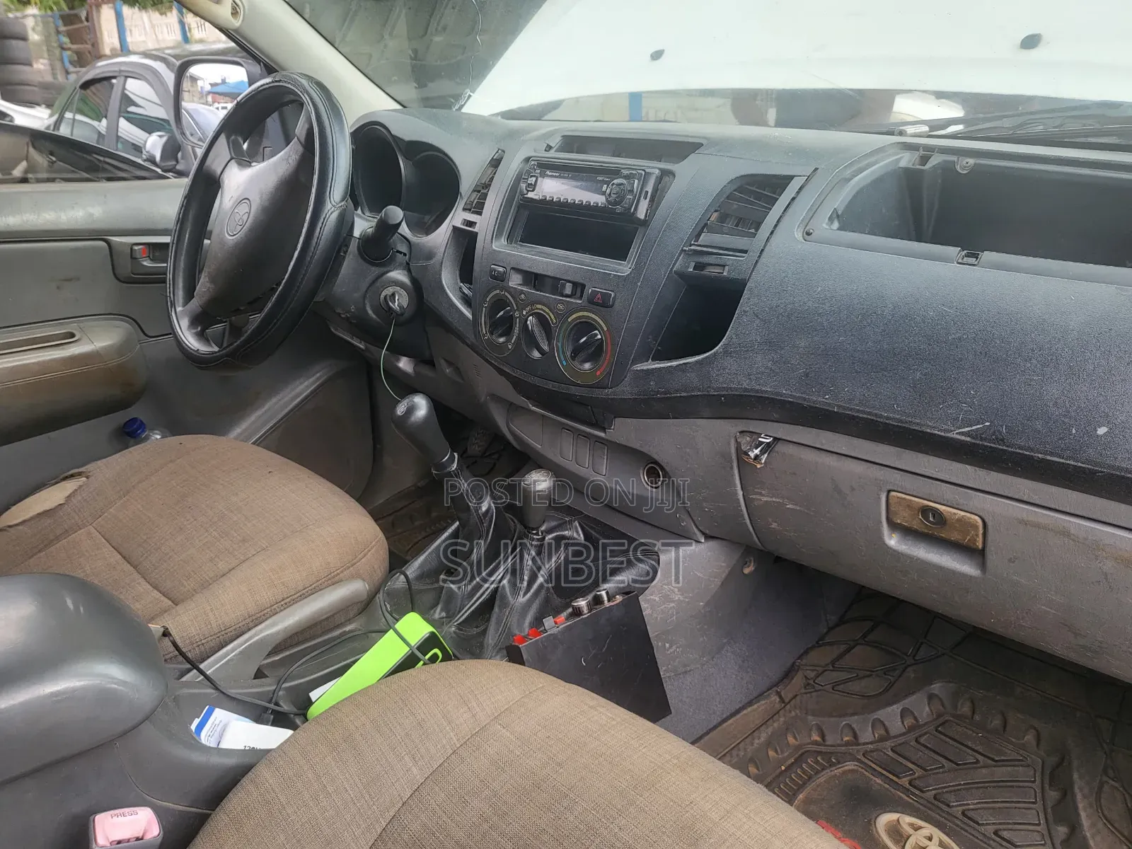 Toyota Hilux 2010 White