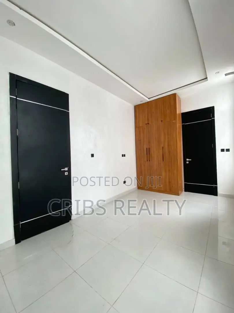 4bdrm Duplex in Chevron for sale