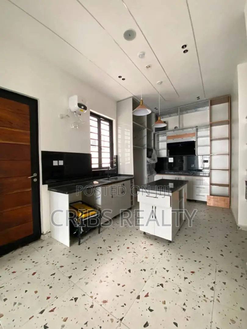 4bdrm Duplex in Chevron for sale