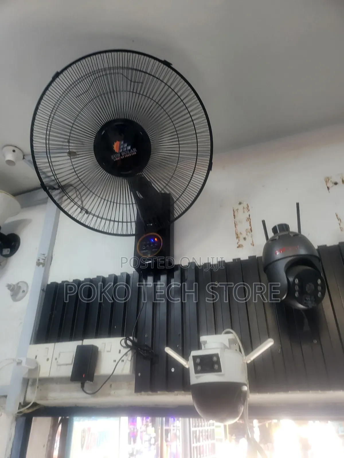 Zun Solar Rechargeable Fan Boxed