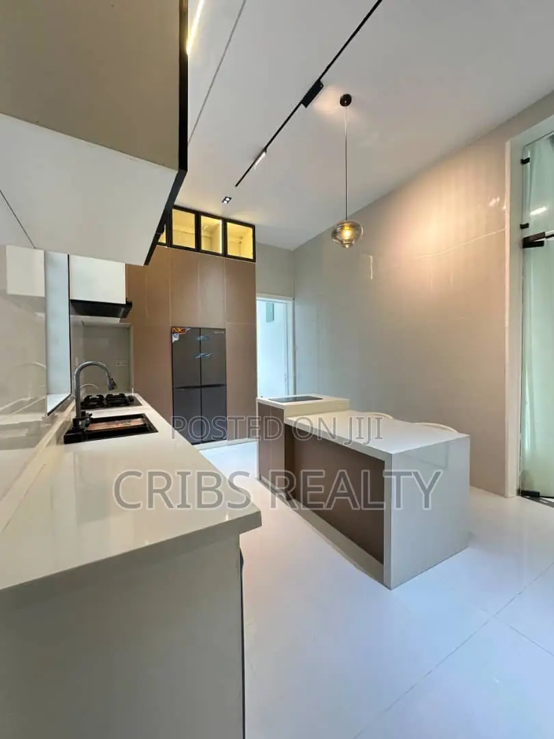 5bdrm Duplex in Chevron for sale