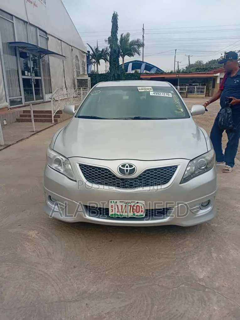 Toyota Camry SE 4dr Sedan (2.5L 4cyl 6AM) 2010 Silver