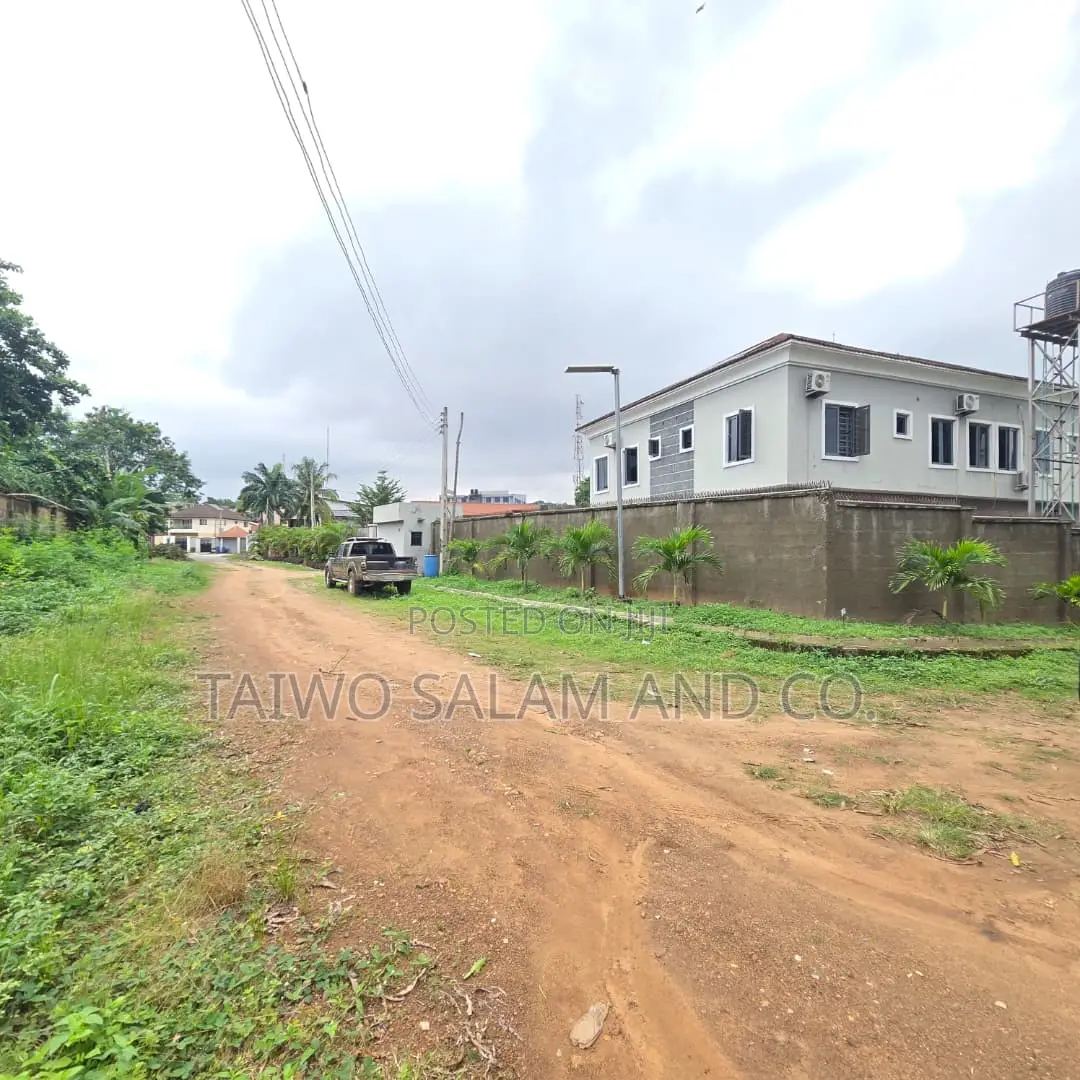 7bdrm Duplex in Agodi for sale