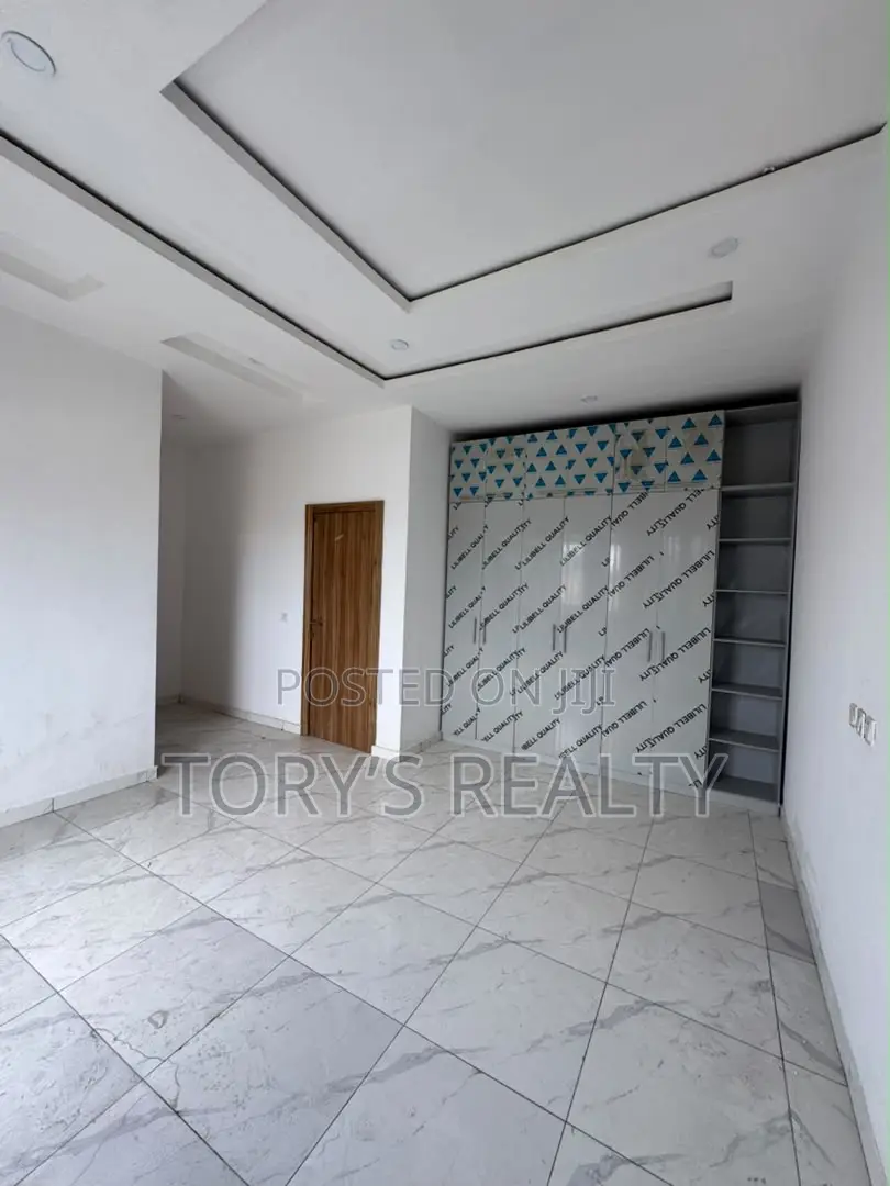 4bdrm Townhouse/Terrace in Ologolo for sale