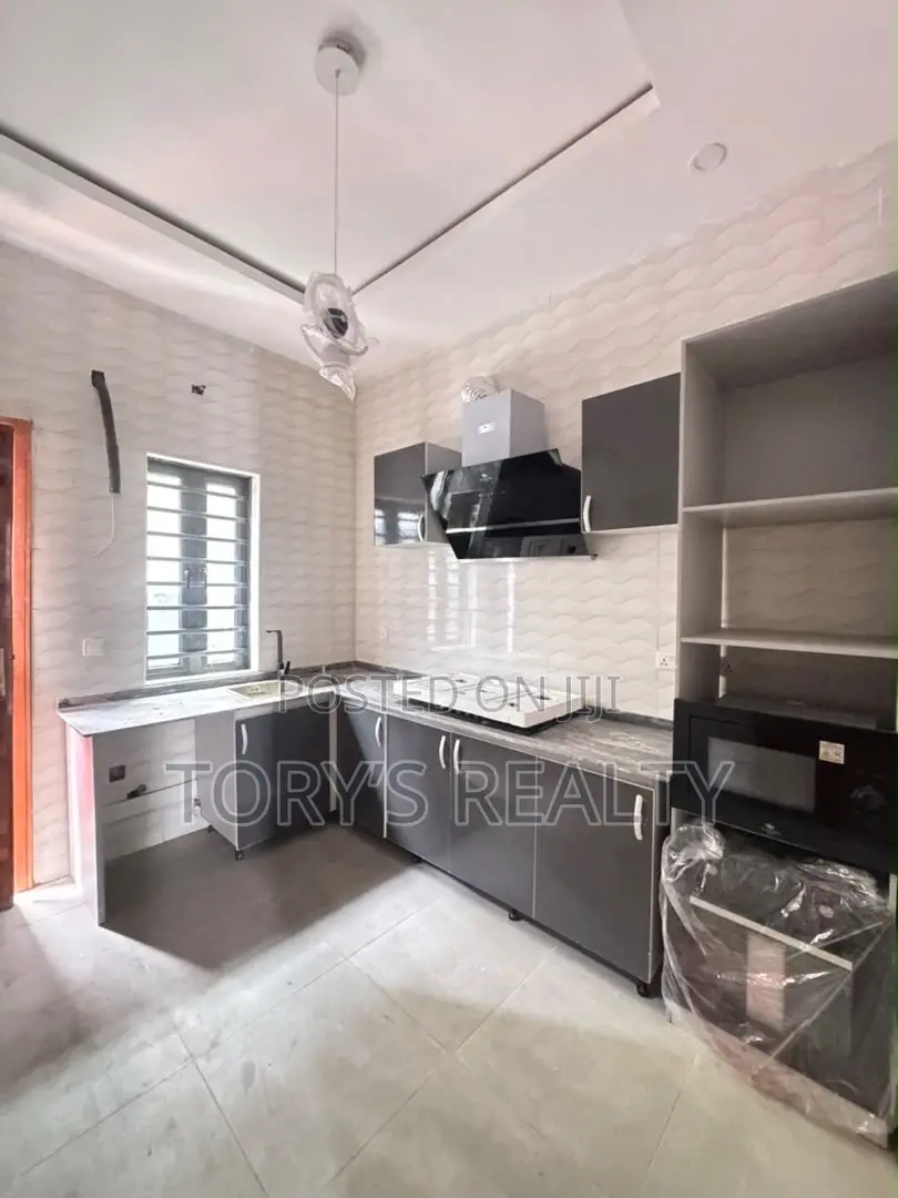 4bdrm Townhouse/Terrace in Ologolo for sale