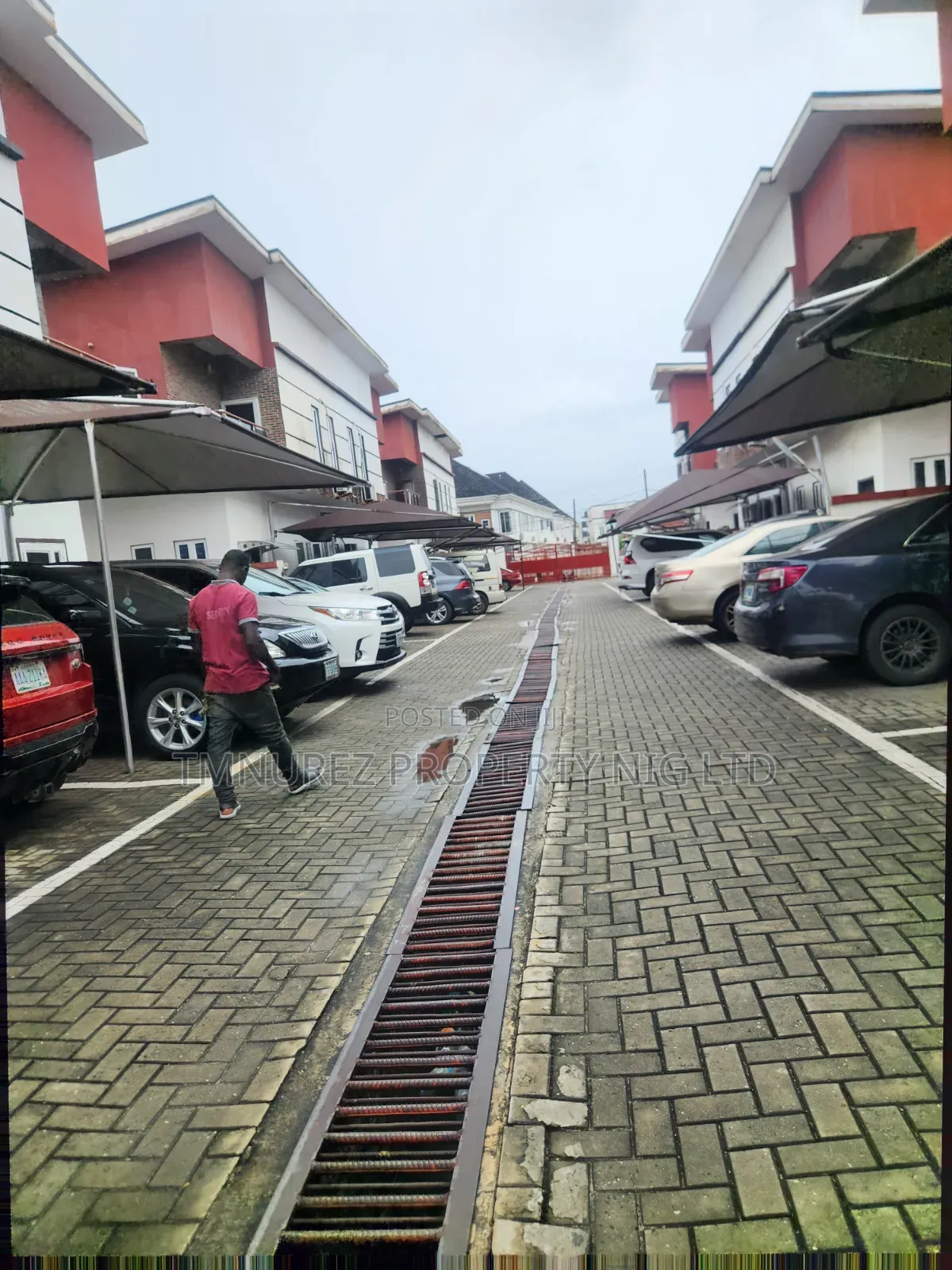 4bdrm Duplex in Chevron for sale