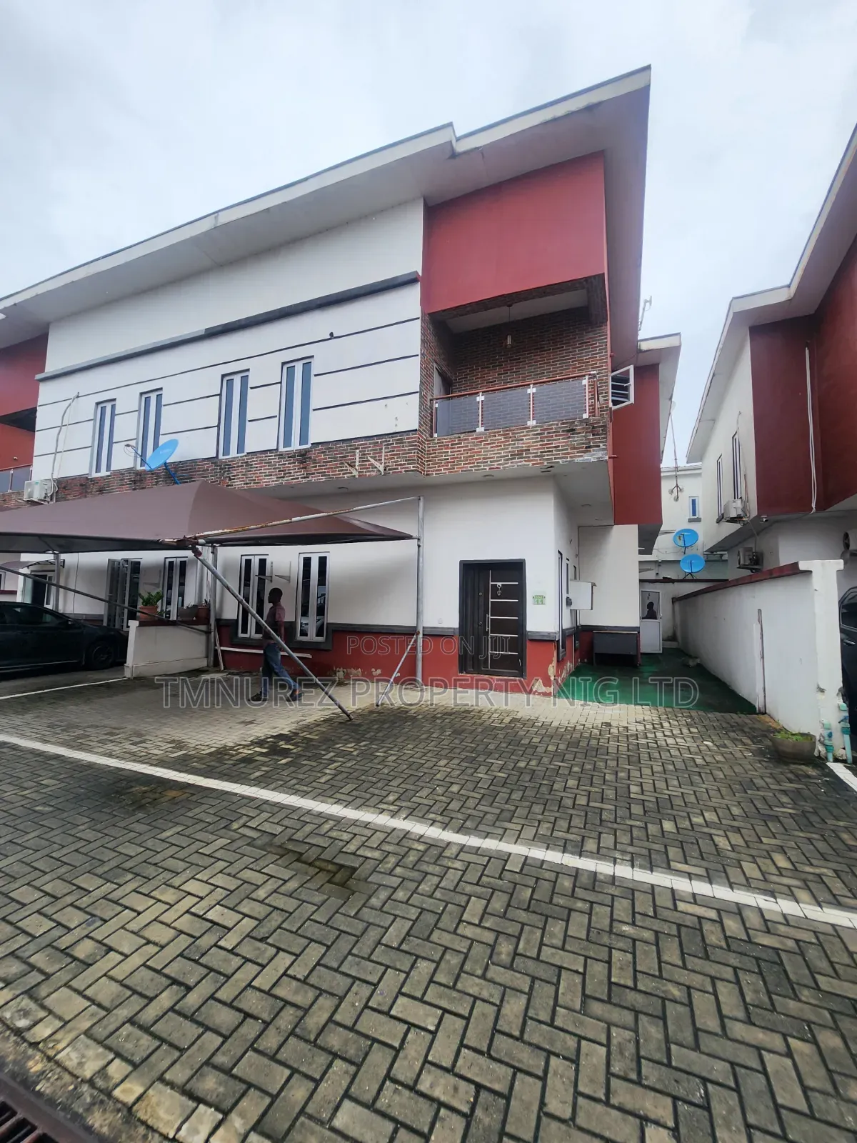 4bdrm Duplex in Chevron for sale